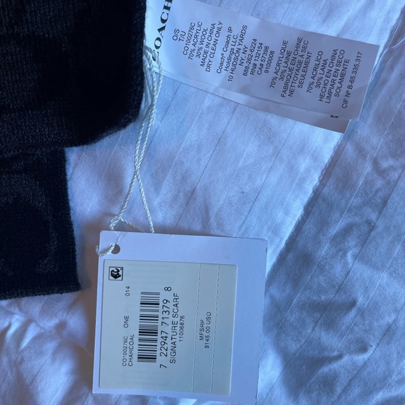 Coach signature scarf - Picture 4 of 4
